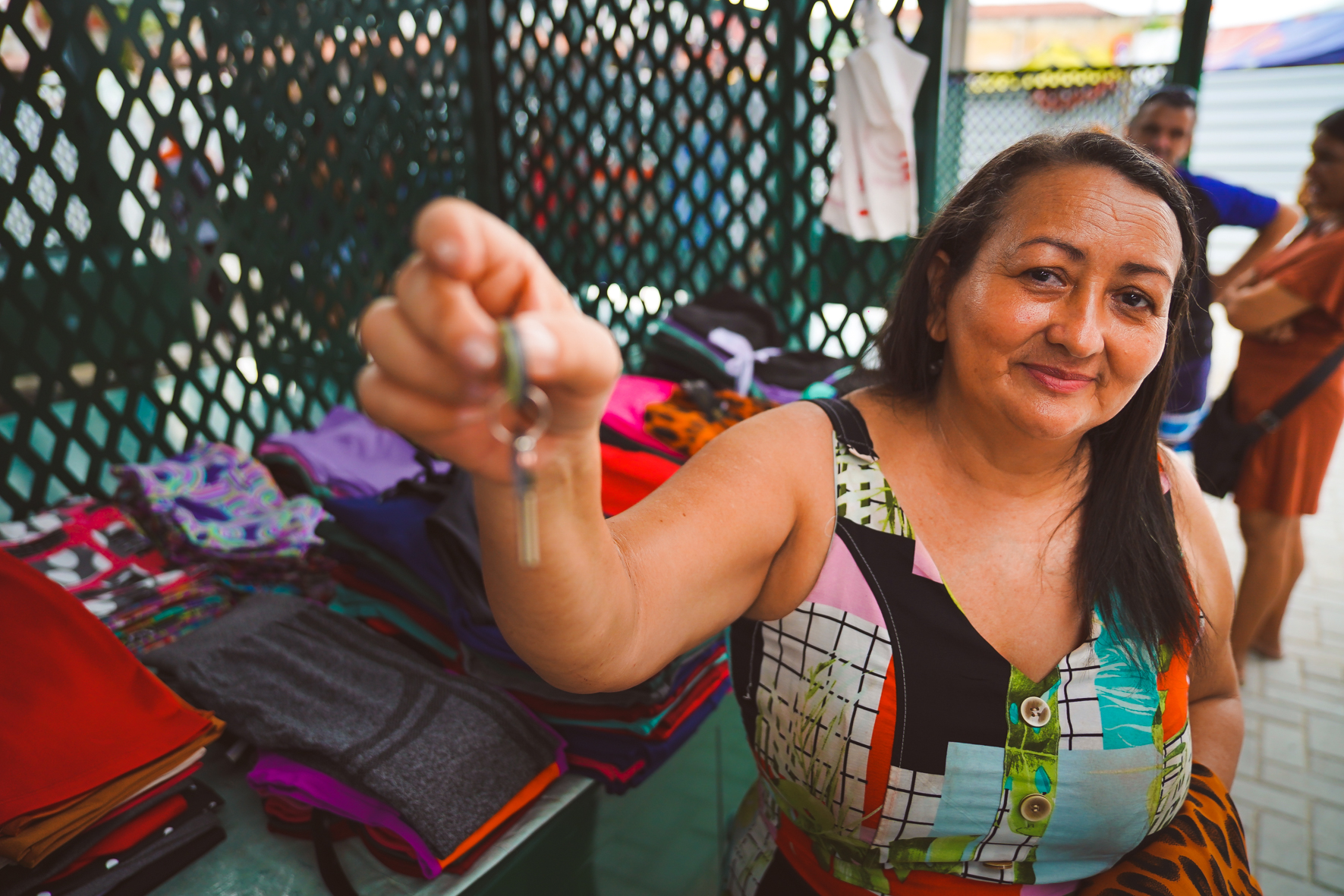 mulher na frente do seu boxe no mercado de messejana